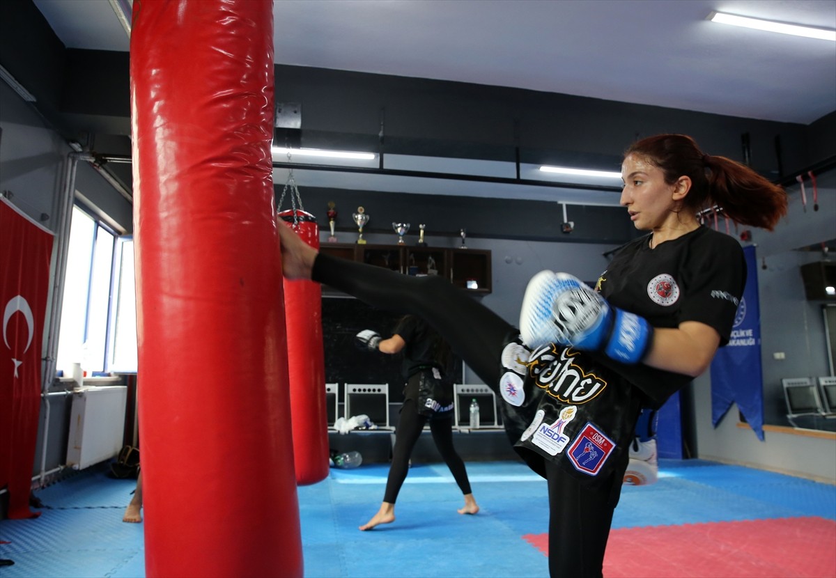 Üç Kız Kardeşin Kick Boks Başarıları