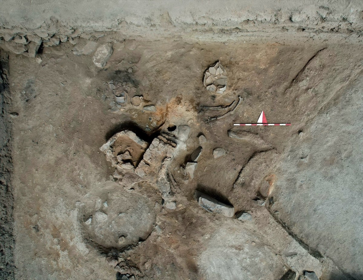 Tavşanlı Höyük'te 3 Bin 750 Yıllık Fayans Silindir Mühür Keşfi