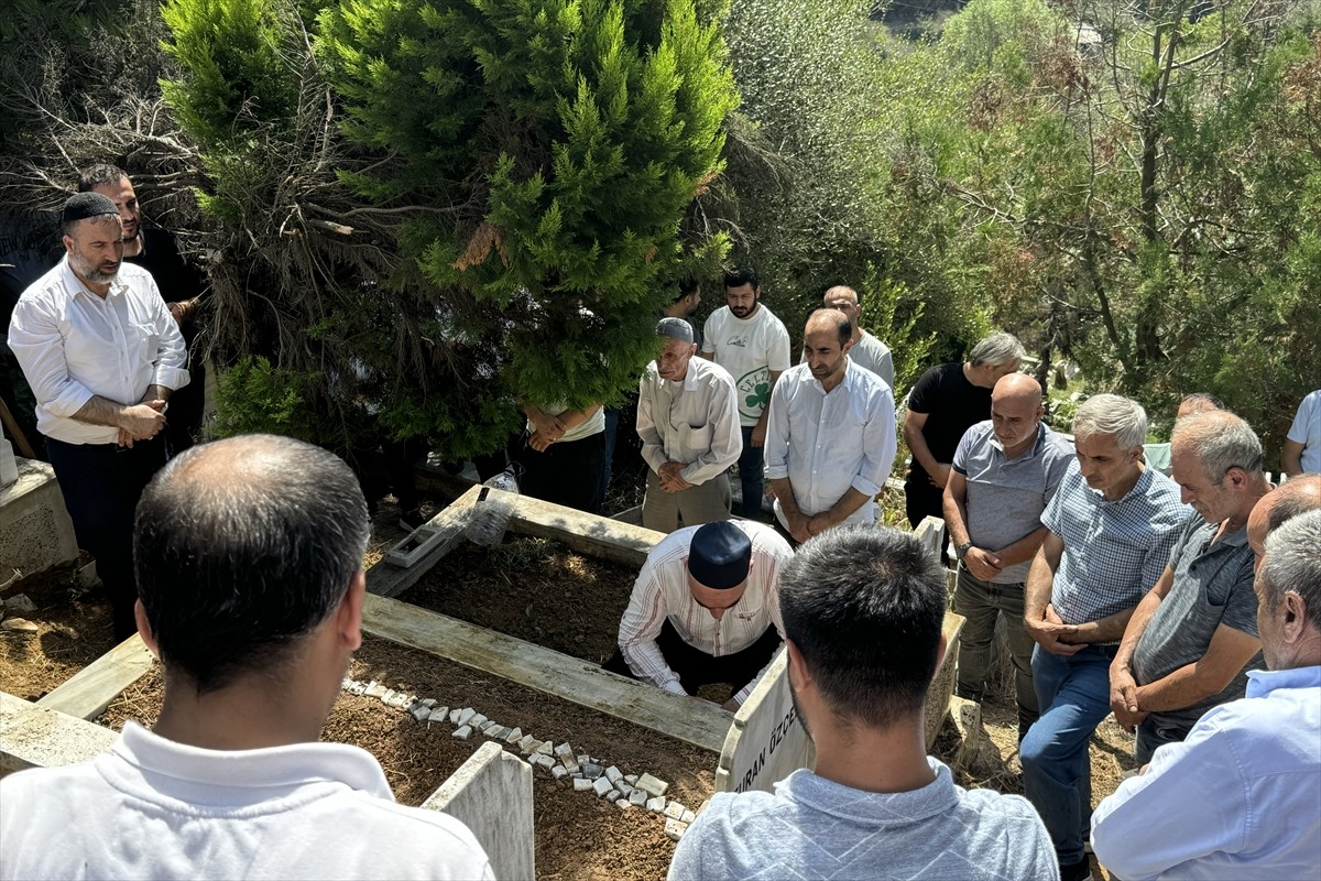 Fatih'te Sahipsiz Köpeklerin Saldırısında Hayatını Kaybeden Kişinin Cenazesi Defnedildi