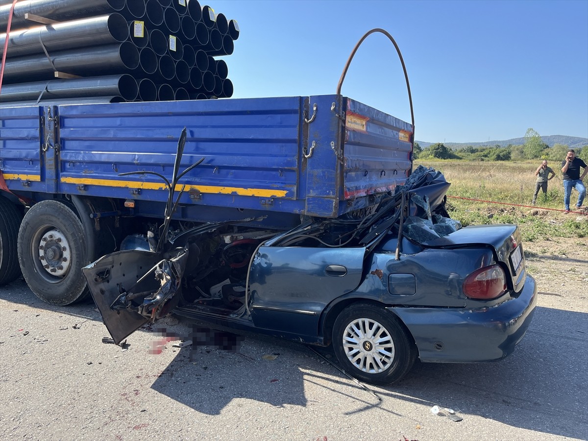 Sakarya'da Trafik Kazası: Genç Sürücü Hayatını Kaybetti