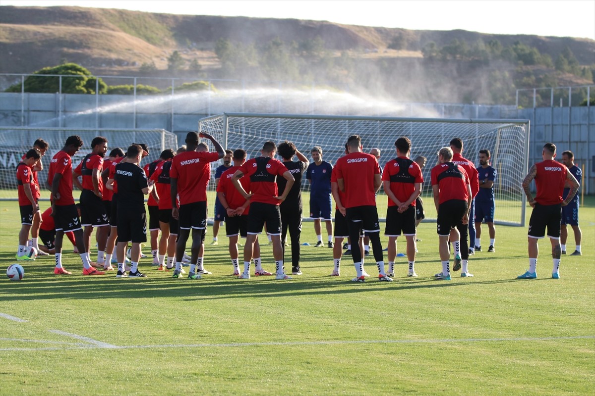 Sivasspor'da Rey Manaj ile Transfer Görüşmeleri