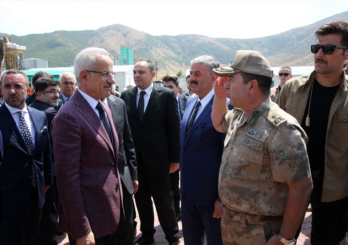 Ulaştırma ve Altyapı Bakanı Uraloğlu Bitlis'teki Çevre Yolu Projesini İnceledi