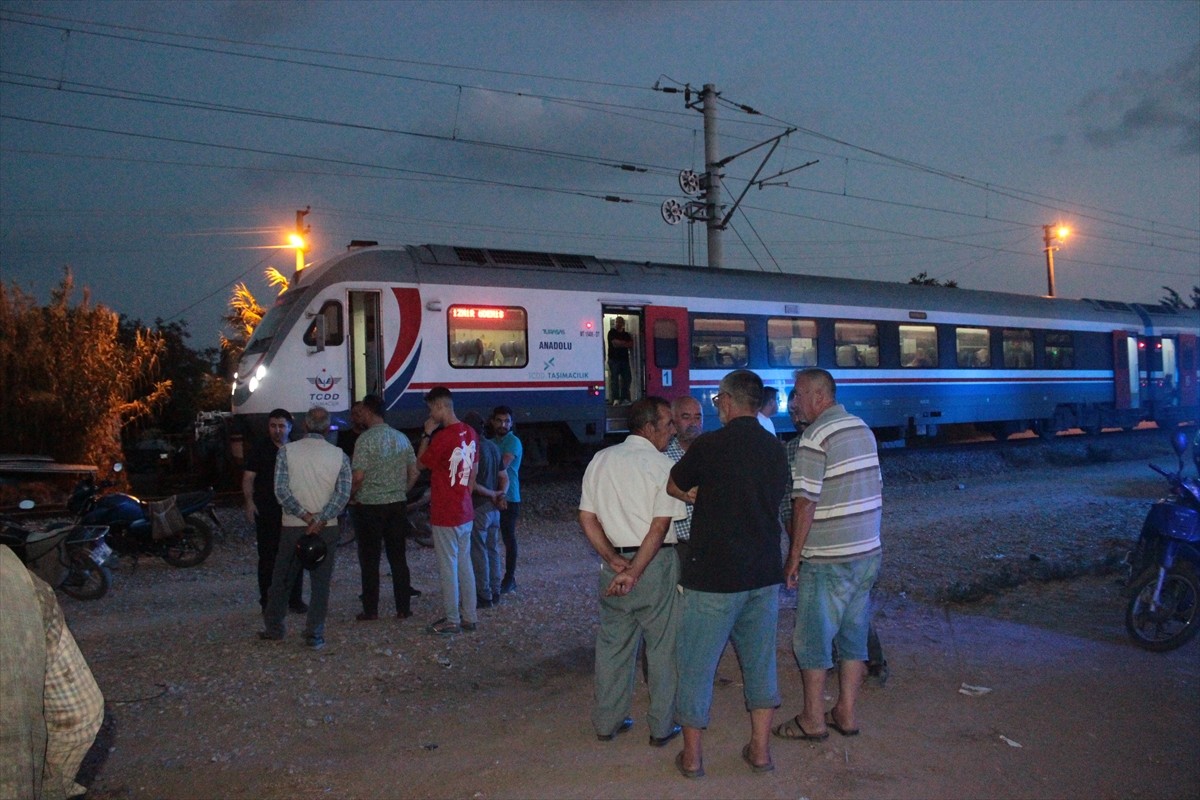 Yolcu Treni Traktöre Çarptı: Yaralı Yok