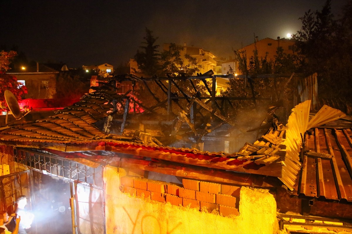 Uşak'ta İş Yerinde Yangın Söndürüldü