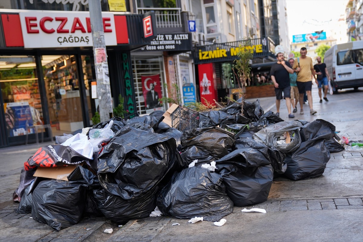 İzmir'de Çöp Krizi: Belediye Çalışanları İş Bıraktı