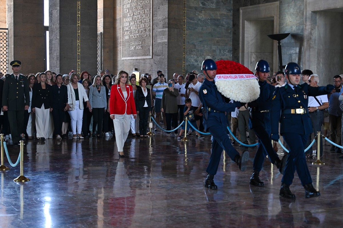 CHP Kadın Kolları Genel Başkanı Asu Kaya Anıtkabir'i Ziyaret Etti