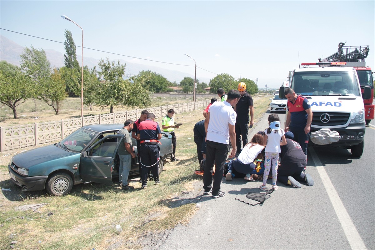 Erzincan'da Otomobil Kazası: 2'si Çocuk 4 Yaralı