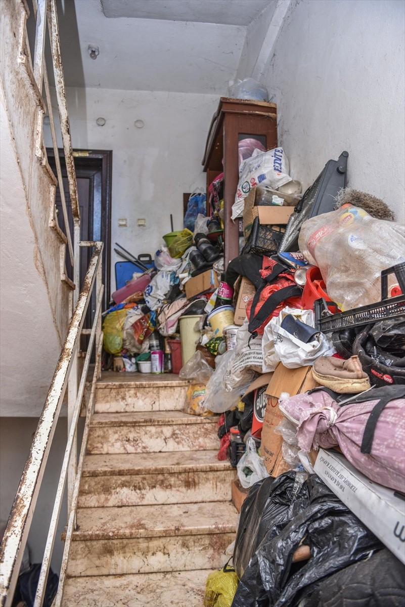 Antalya'da Apartmandaki 6 Kamyon Çöp Temizlendi