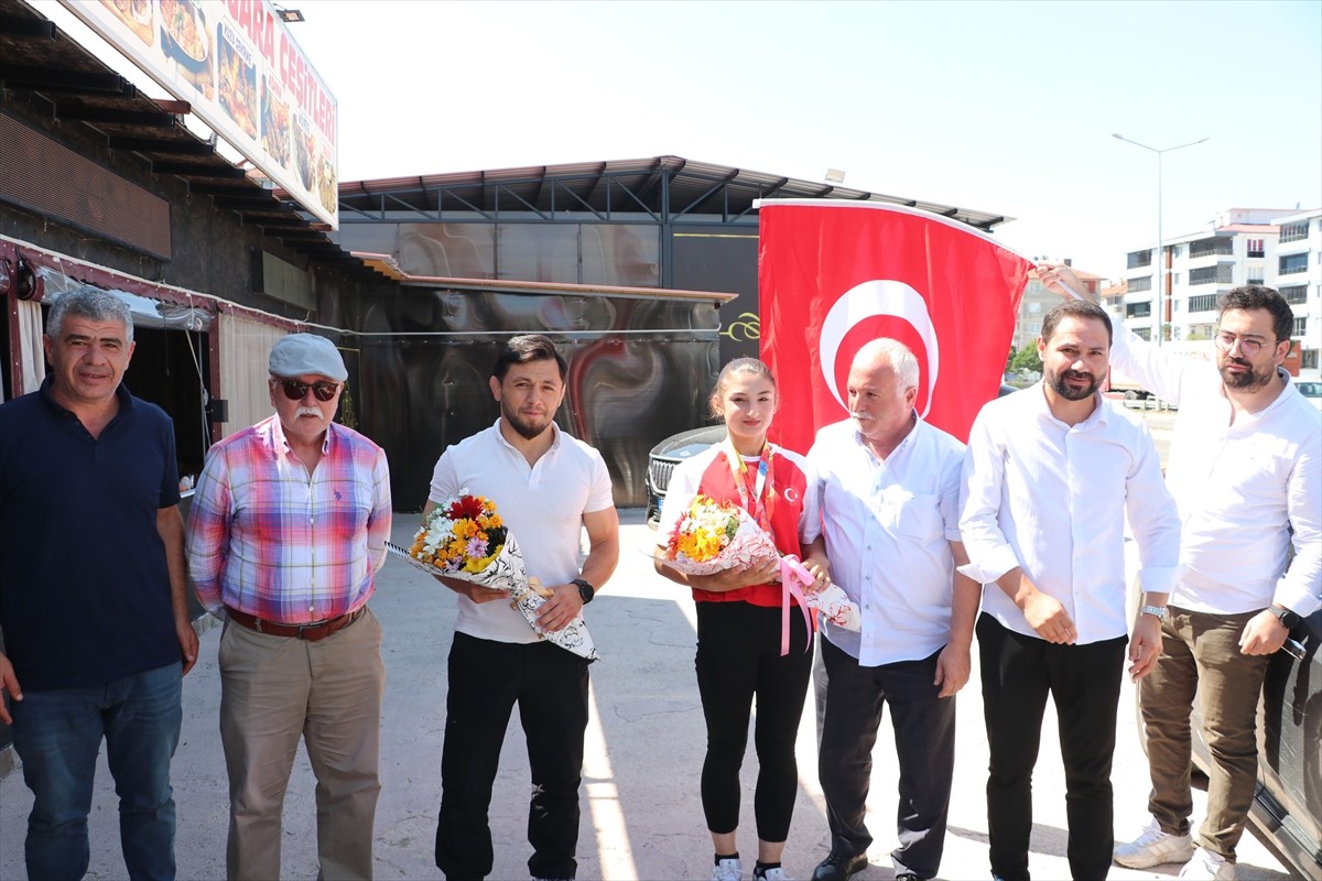 Dünya Şampiyonu Bilek Güreşçi Şaziye Demir, Samsun'da Coşkuyla Karşılandı