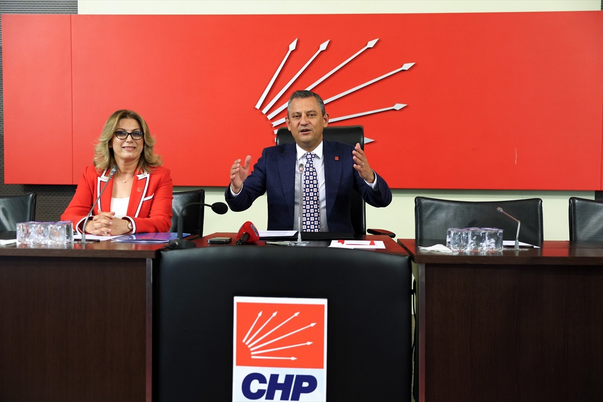 CHP Genel Başkanı Özgür Özel, Kadın Kolları Yönetimiyle Toplandı