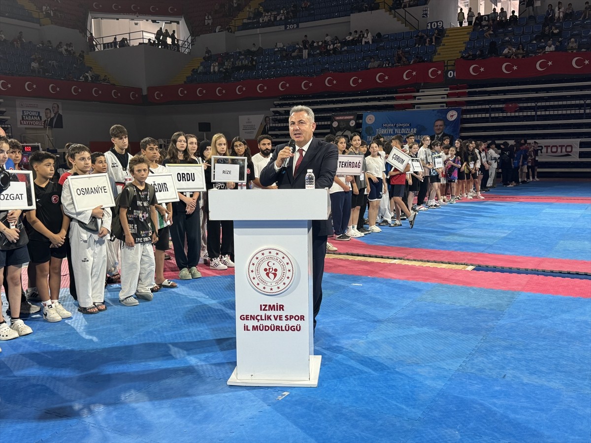 İzmir'de Murat Şimşek Türkiye Yıldızlar Tekvando Şampiyonası Başladı