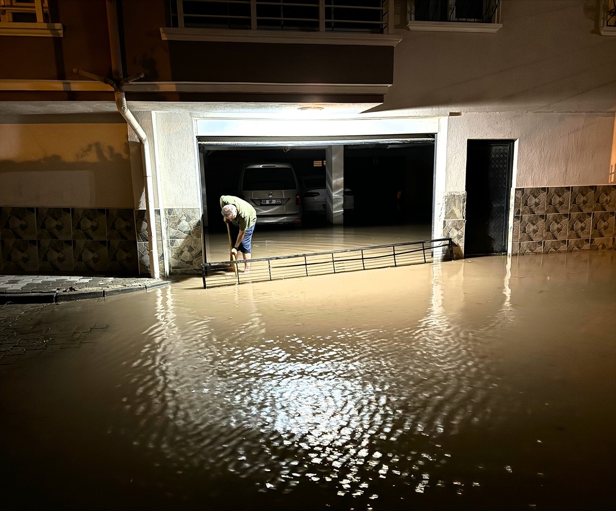 Aksaray'da Sağınağın Yol Açtığı Su Baskınları ve Dolu Dolu Hasarları