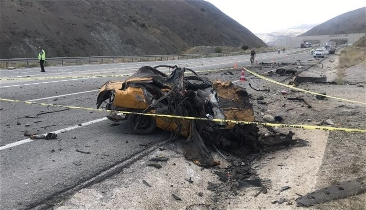 Erzincan'da Üç Araçla Meydana Gelen Trafik Kazası: 4 Ölü, 2 Yaralı