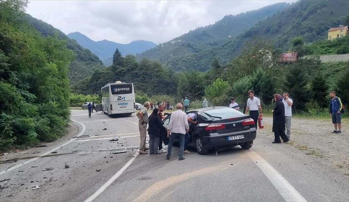 Giresun'da Otobüsle Çarpışan Araçta Sürücü Ağır Yaralandı