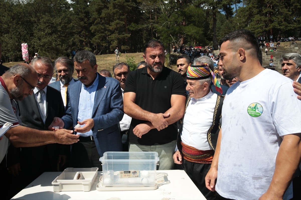 Eğitim ve Geleneklerin Geleceği: Bakan Tekin Bolu'da Yağlı Güreş Etkinliğinde