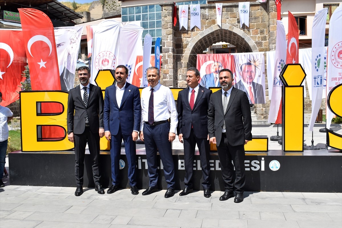 İçişleri Bakanı Yerlikaya, Bitlis'te Esnafla Bir Araya Geldi