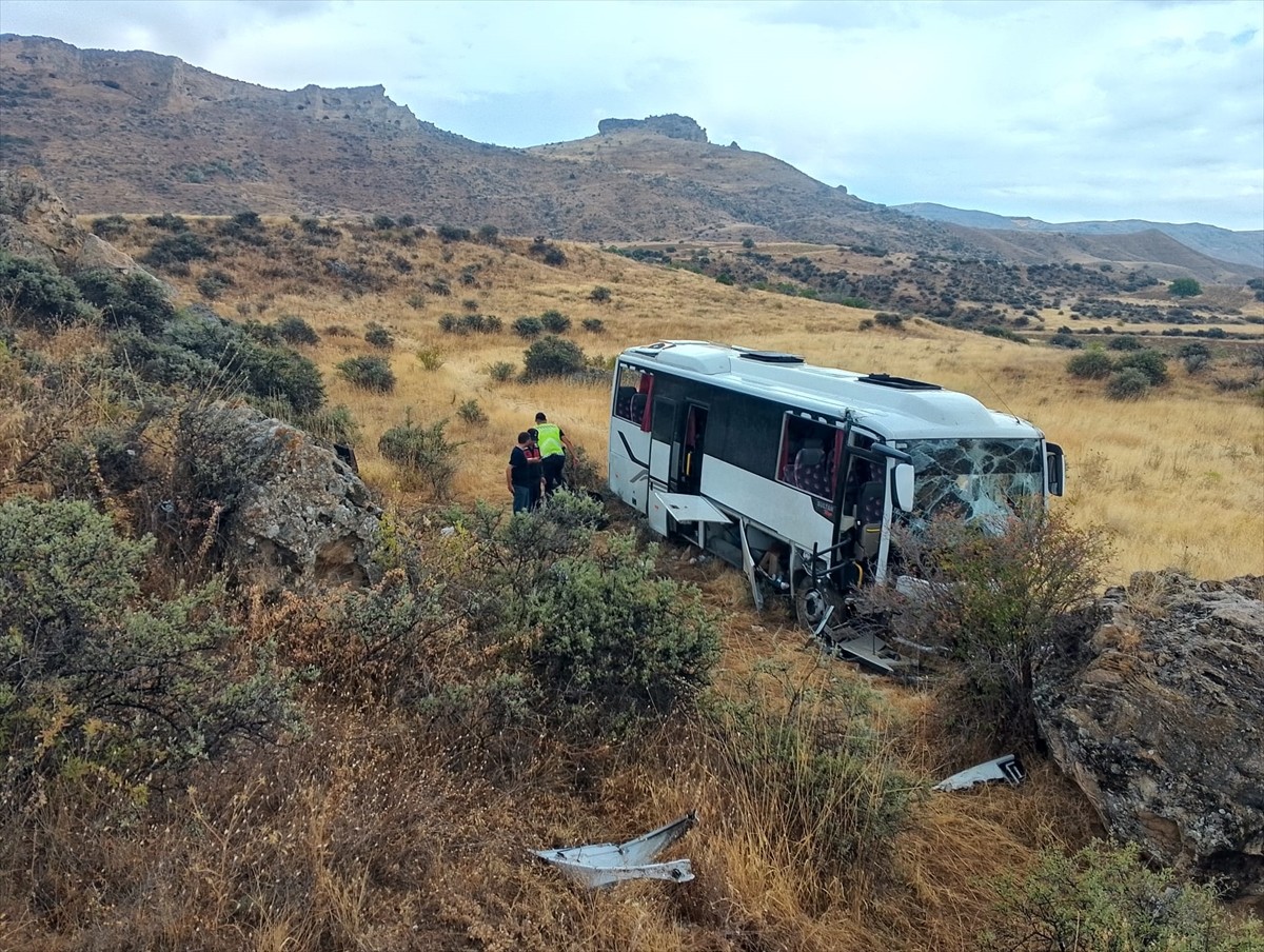 Sivas'ta Midibüs Devrildi: 16 Yaralı