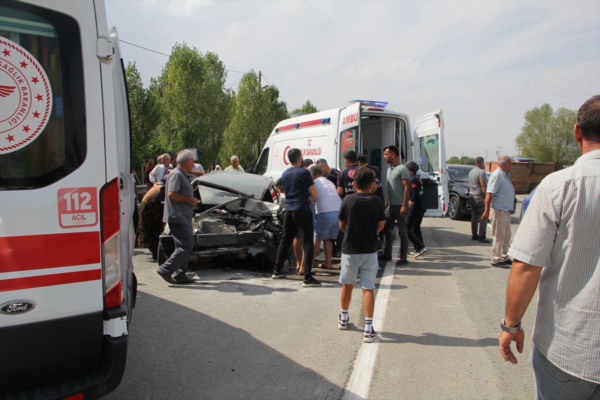 Iğdır'da Otomobil ve İş Makinesi Çarpıştı: 2 Yaralı