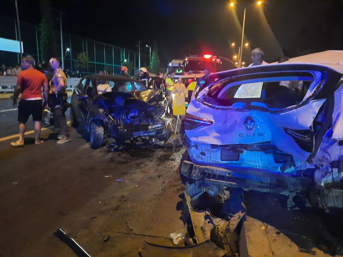 Kocaeli'de Zincirleme Trafik Kazası: 3 Yaralı