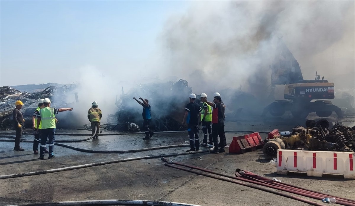 İzmir Aliağa'da Hurda Depolama Alanında Yangın