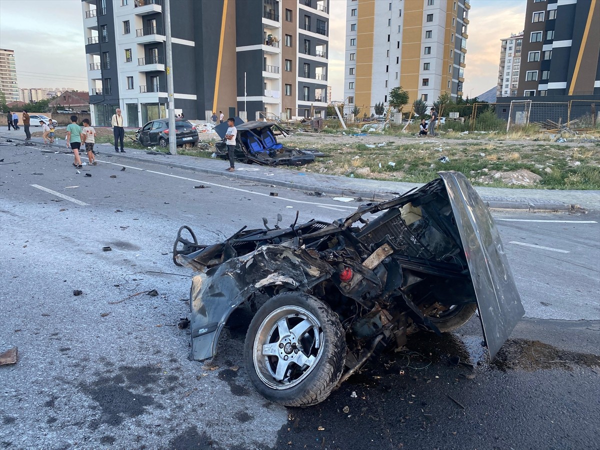 Kayseri'de Trafik Kazası: İki Araç Çarpıştı, Üç Yaralı