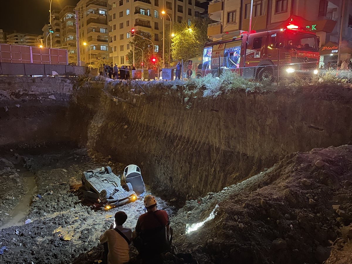 Şanlıurfa'da İnşaat Temeline Düşen Araçta Üç Kişi Yaralandı