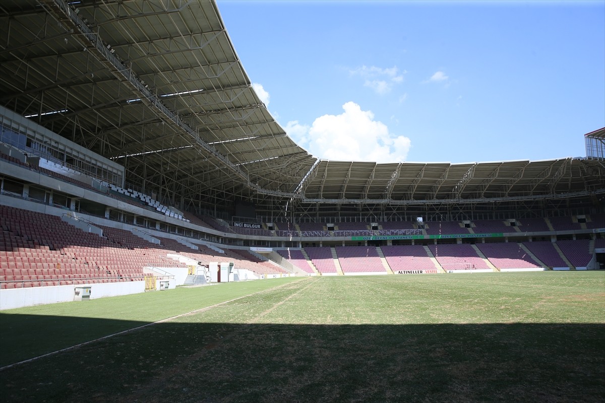 Hatay Stadı Yeniden İnşa Ediliyor: Gençlik ve Spor Bakanı Bak Açıklamalarda Bulundu