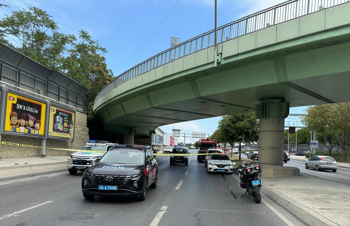 Bakırköy'de Üst Geçide Çarpan Tır Devrildi