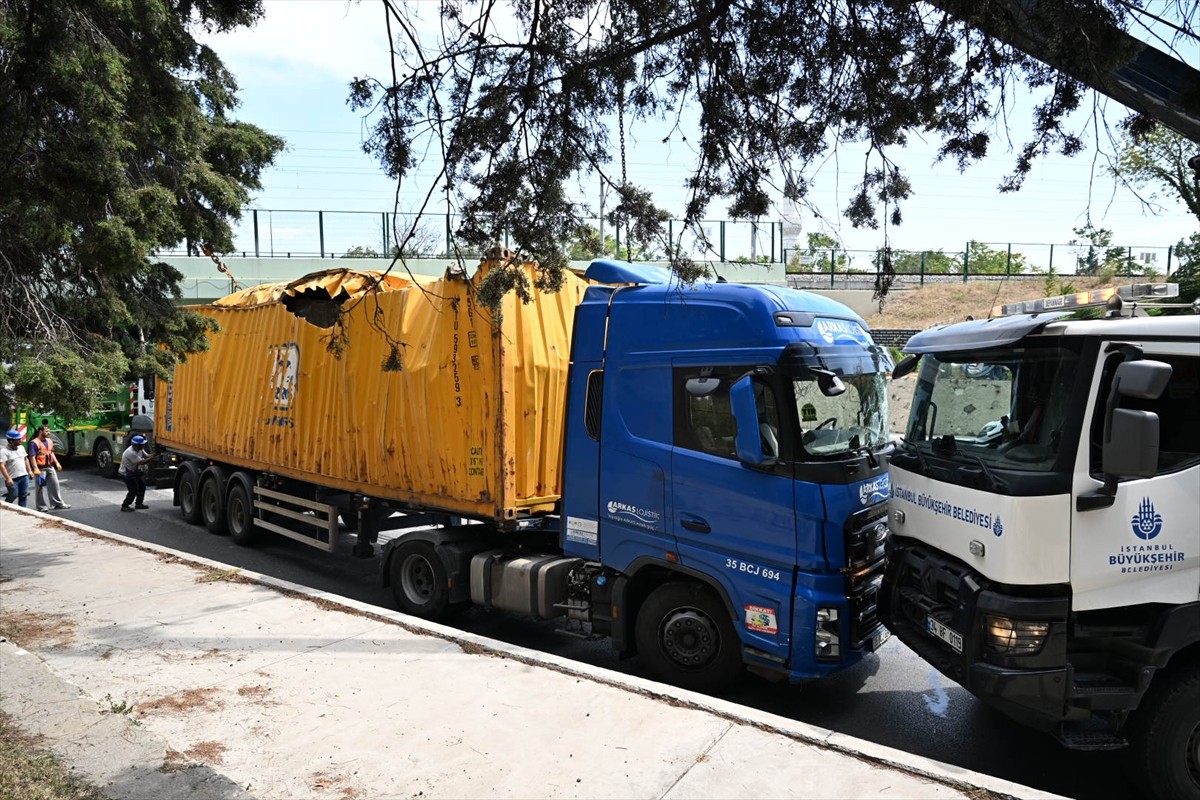 Bakırköy'de Tır Kazası: 6 Yaralı