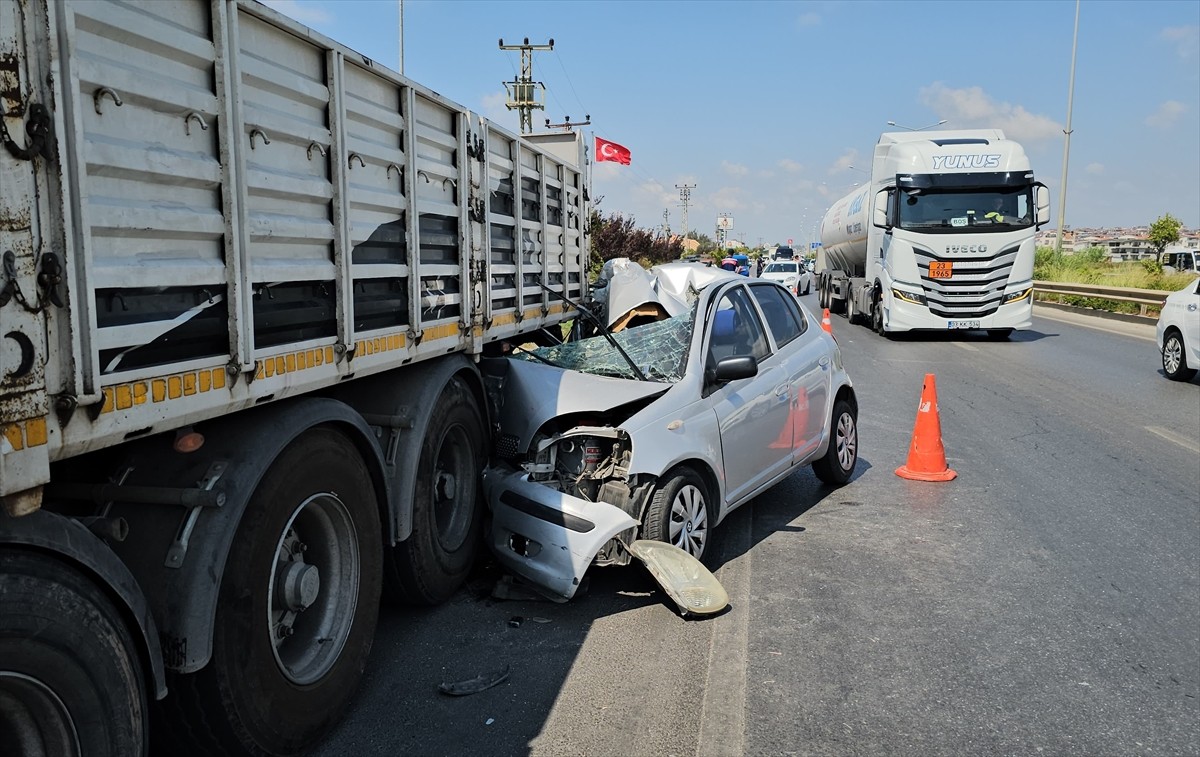 Antalya'da Tır ile Otomobil Çarpışması: 1 Ölü, 1 Yaralı