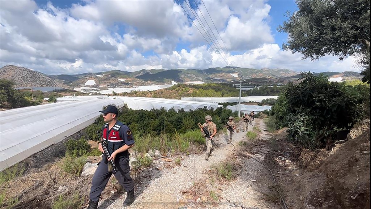 Alanya'da Jandarma Tropikal Meyve Hırsızlıklarına Karşı Denetim Yapıyor