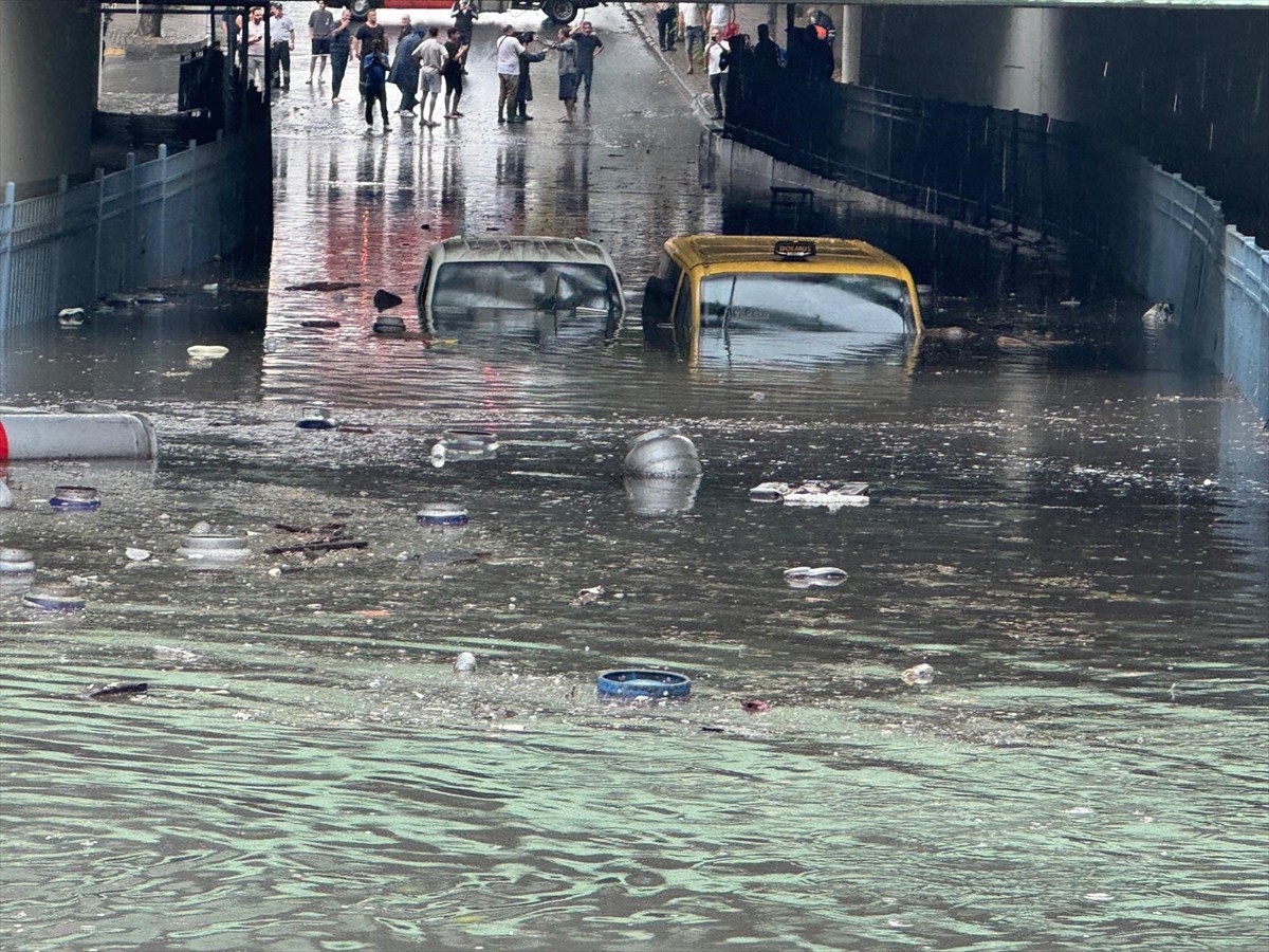 İstanbul'da Sağanak Yağış Hayatı Olumsuz Etkiliyor