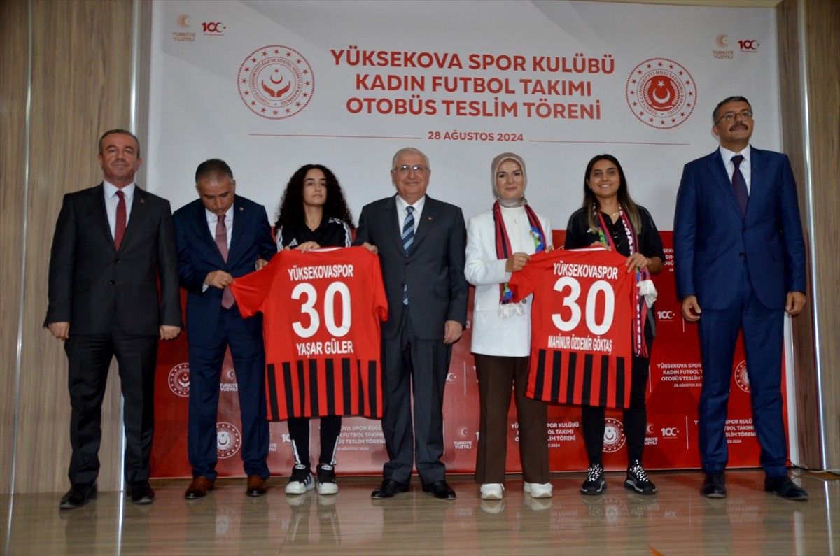 Hakkari'de Kadın Futbol Takımına Yeni Otobüs Teslim Edildi