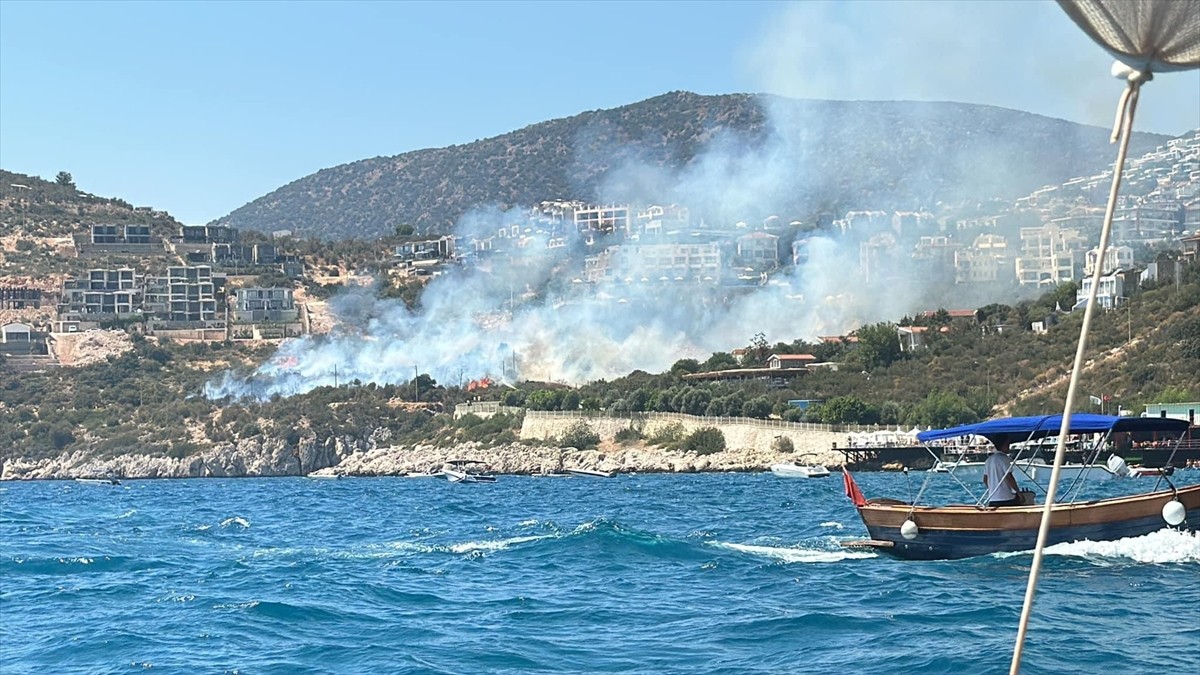 Kaş'ta Makilik Alanındaki Yangın Kontrol Altına Alındı