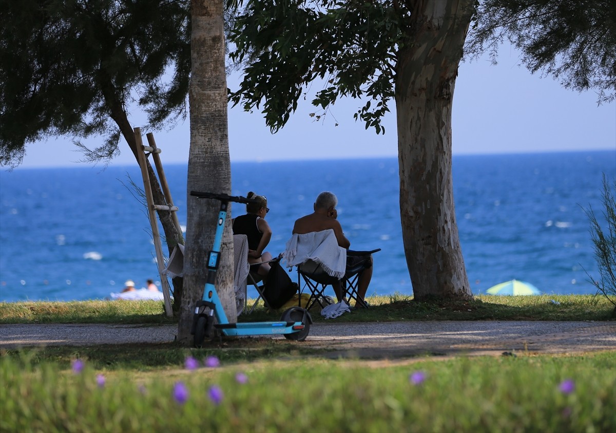 Antalya Sahillerinde Sıcak Hava Yoğunluğu Hissediliyor