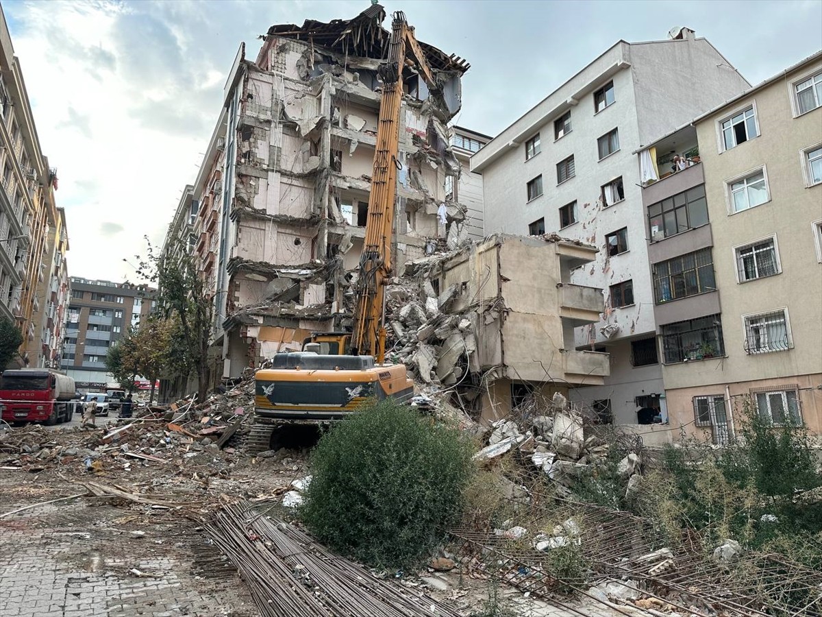 Bahçelievler'de Yıkım Taşınan Molozlar Apartmana Zarar Verdi