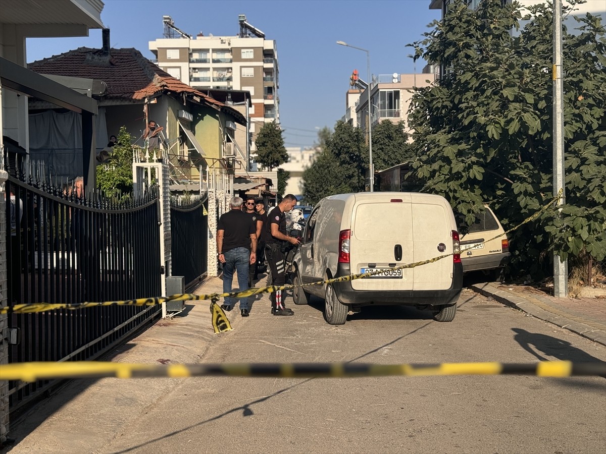 Antalya'da Kuyumcuya Silahlı Saldırı: 1 Yaralı