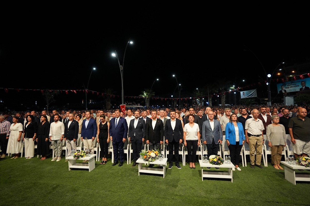 Özgür Özel: Sanatçılara Yönelik Baskılara Karşı Çıkıyoruz