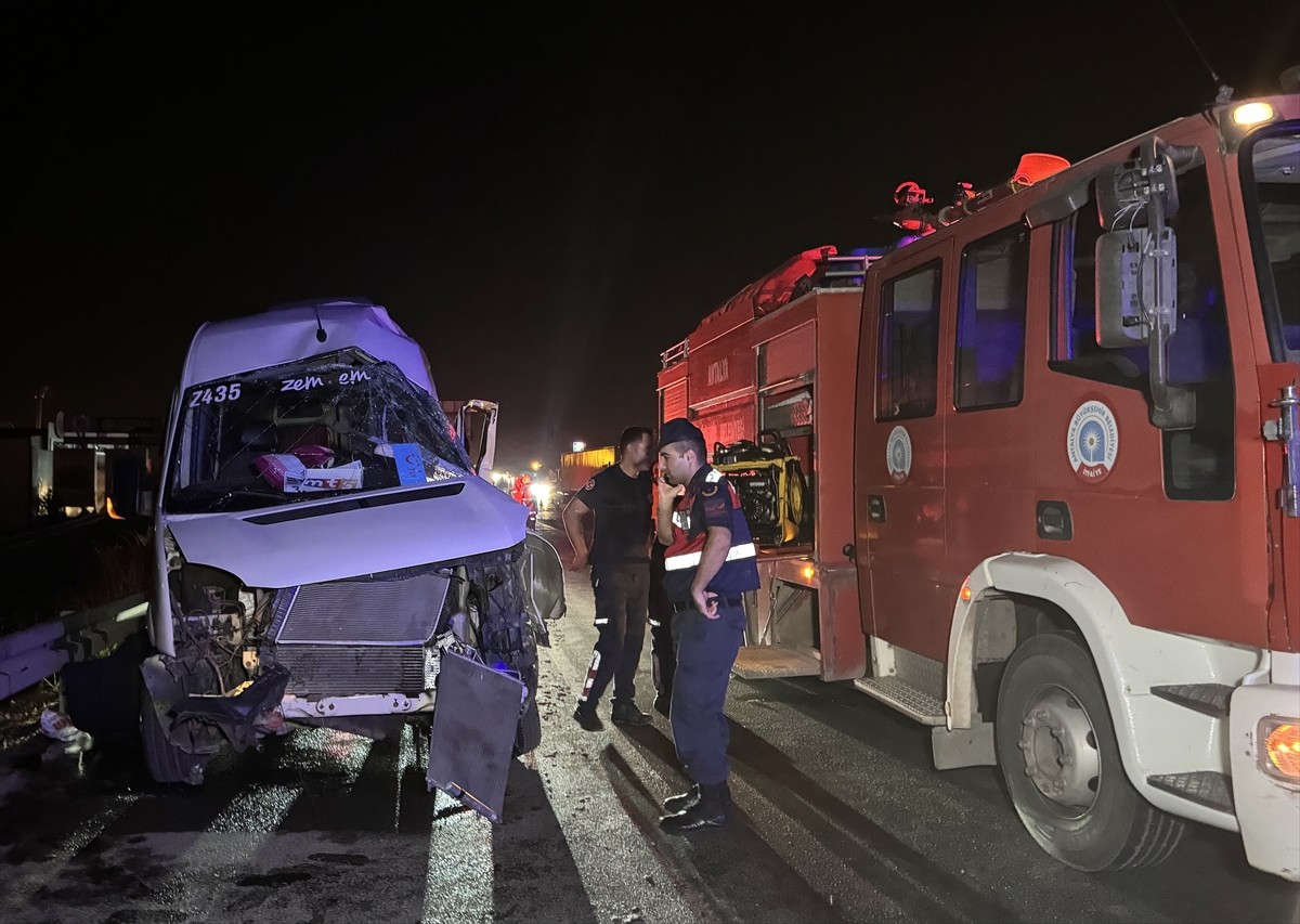 Antalya'da Minibüs ile Tır Çarpıştı: Sürücü Yaralı