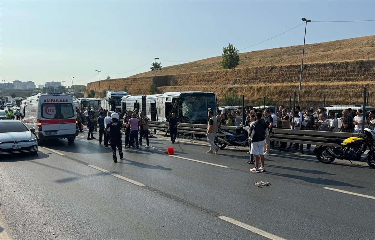 Küçükçekmece'de Metrobüs Kazası: İki Yönde Seferler Durduruldu