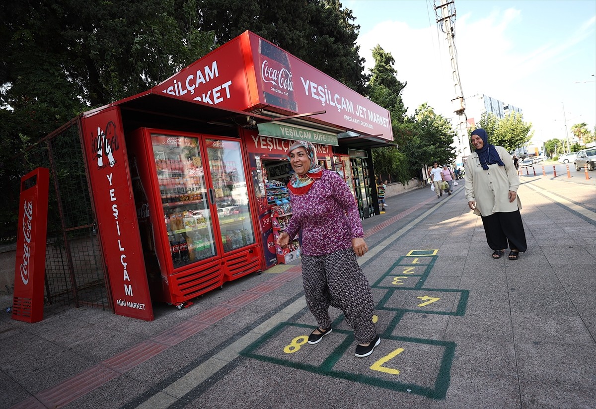 Mersin'de Bir Büfe Sahibi, Seksek Oyunu ile Geçmişi Yeniden Canlandırdı