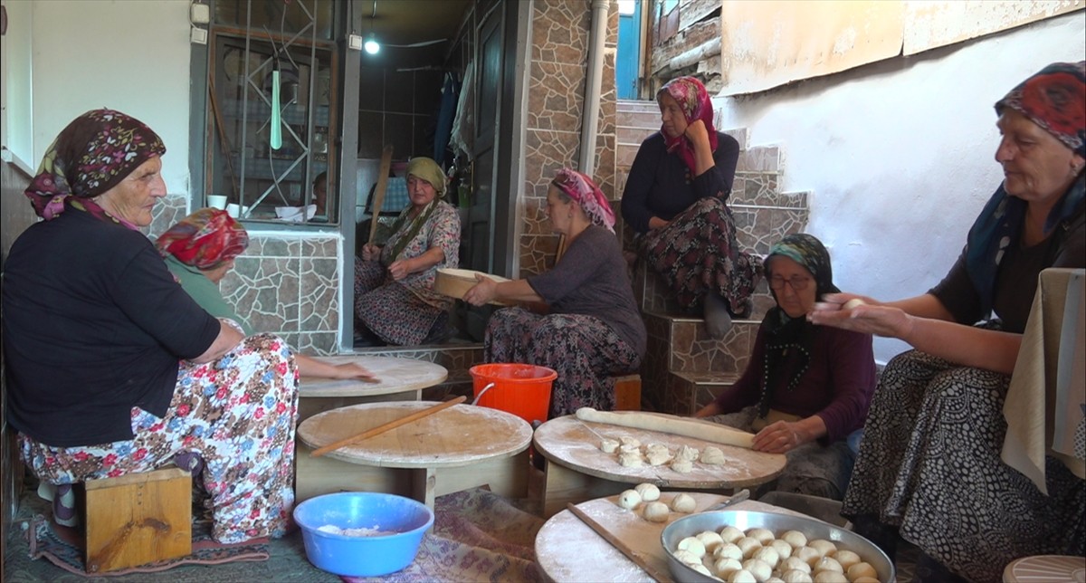 Gümüşhane'de Kadınların Kışlık Yiyecek Hazırlığı İmece Usulü Devam Ediyor