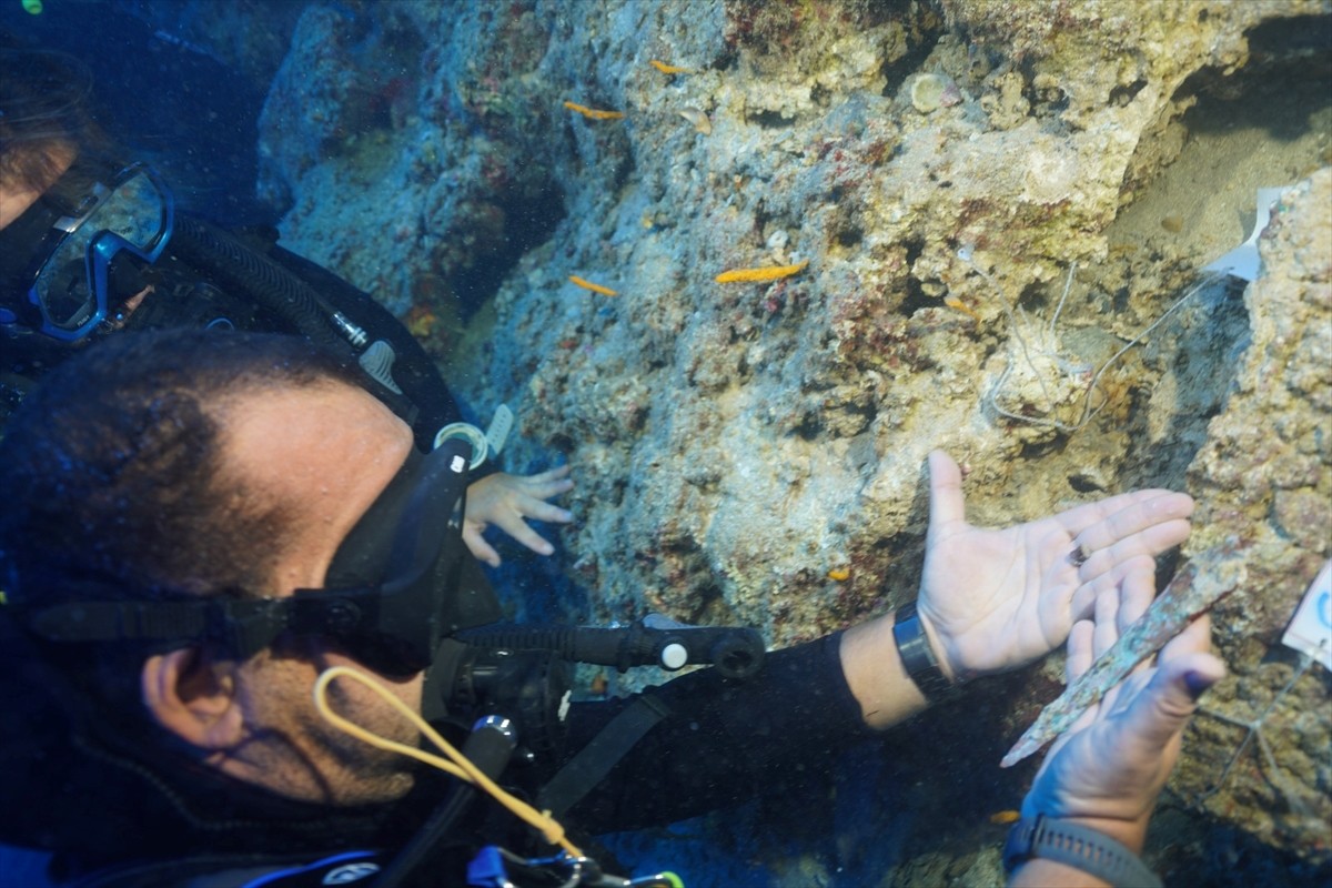 Antalya'da 3.600 Yıllık Tunç Hançer Keşfi