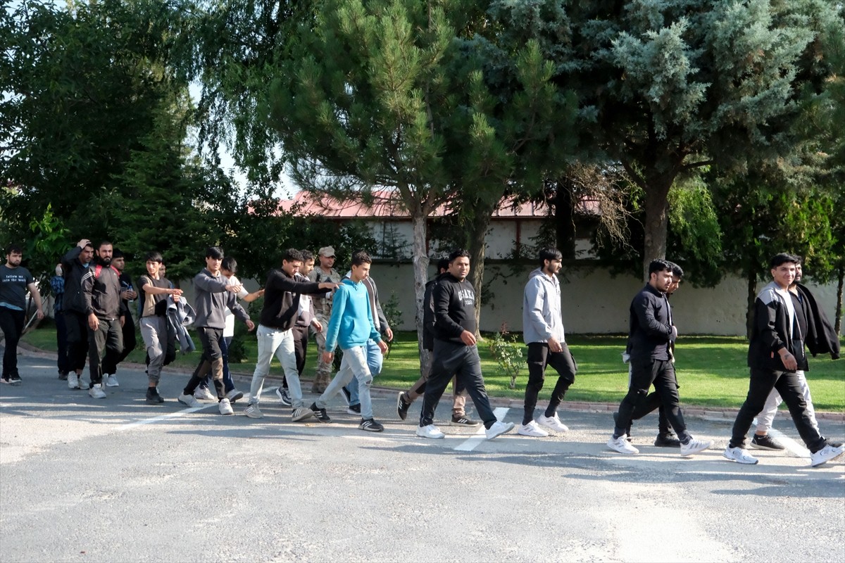 Kırklareli'nde Tırda 44 Düzensiz Göçmen Yakalandı