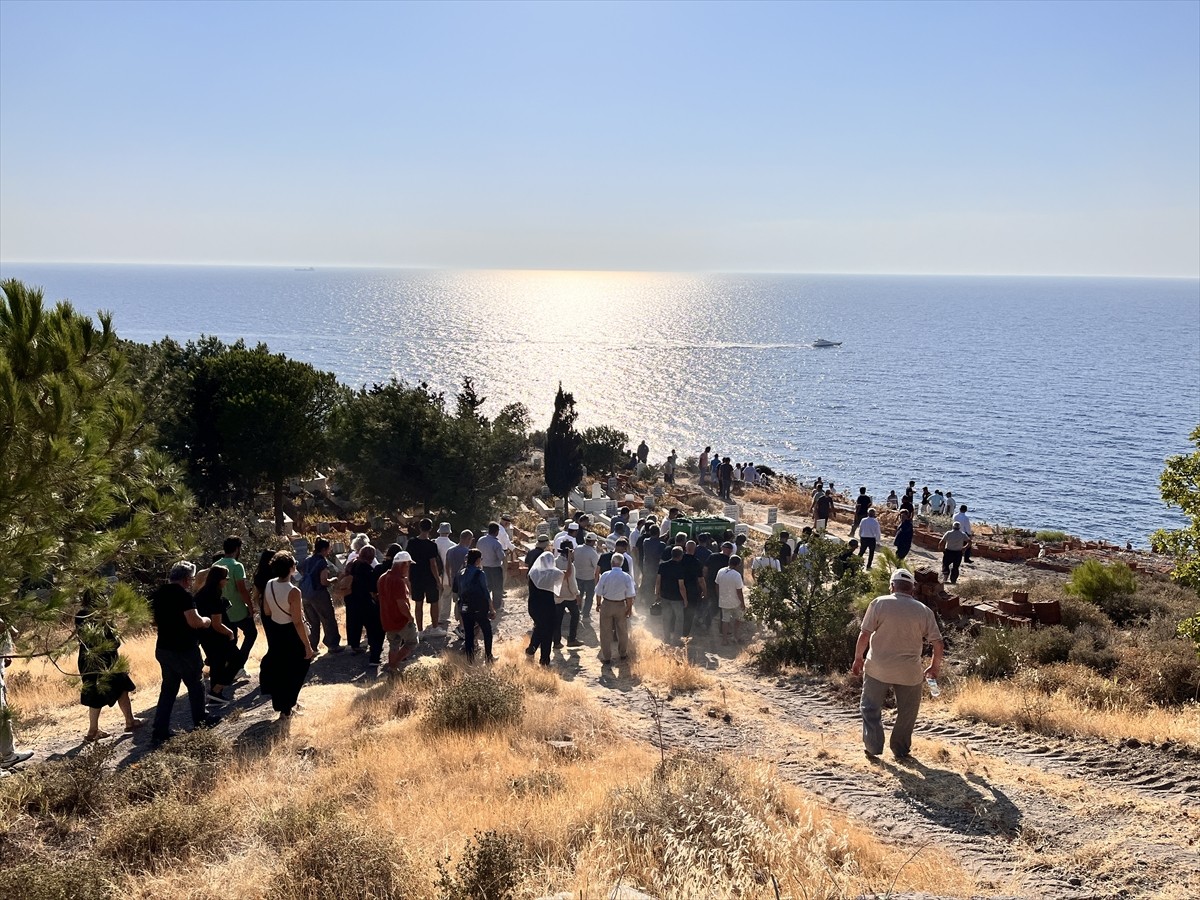 Arkeolog Prof. Dr. Ahmet Coşkun Özgünel'in Cenazesi Ayvacık'ta Toprağa Verildi