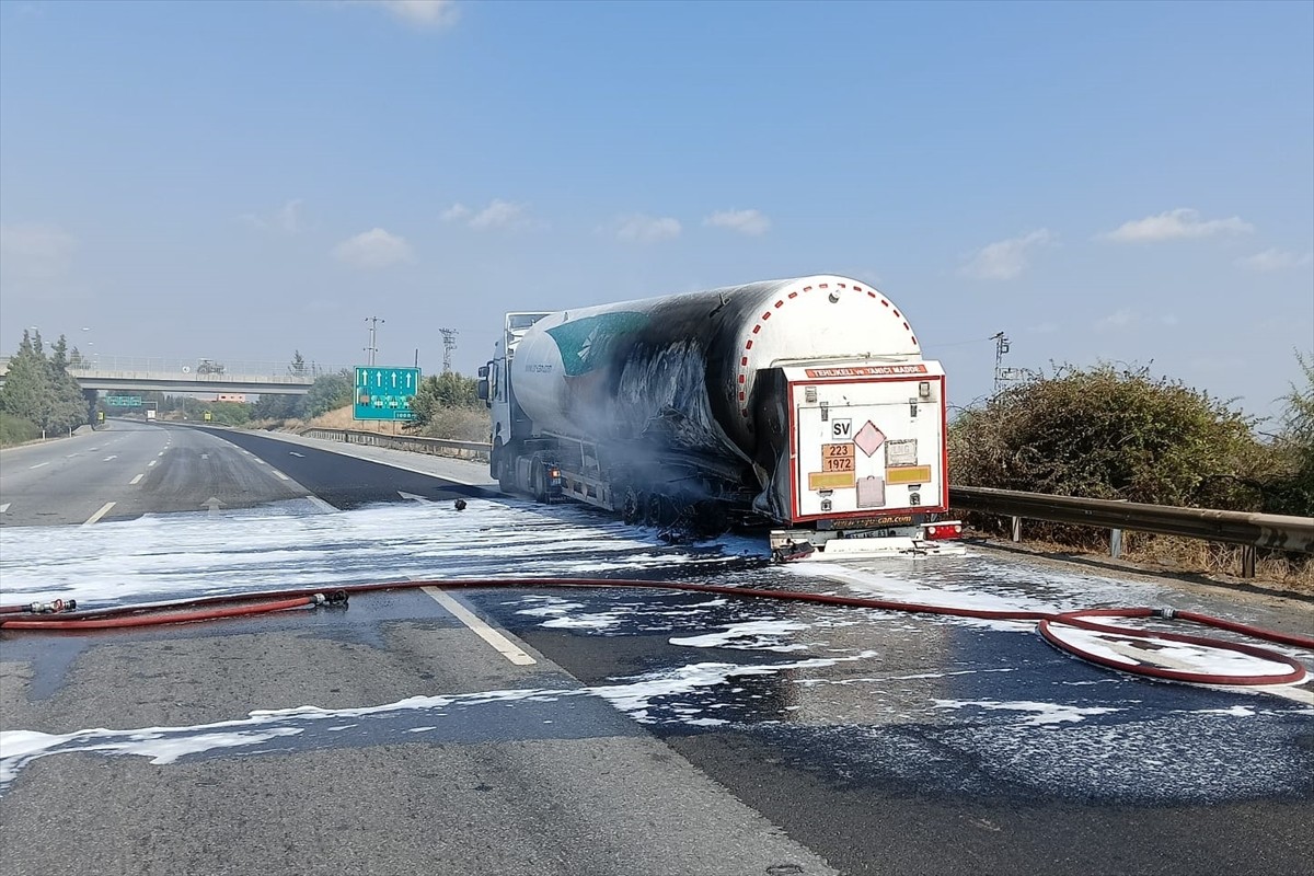 Mersin'de LNG Yüklü Tırda Yangın Çıktı