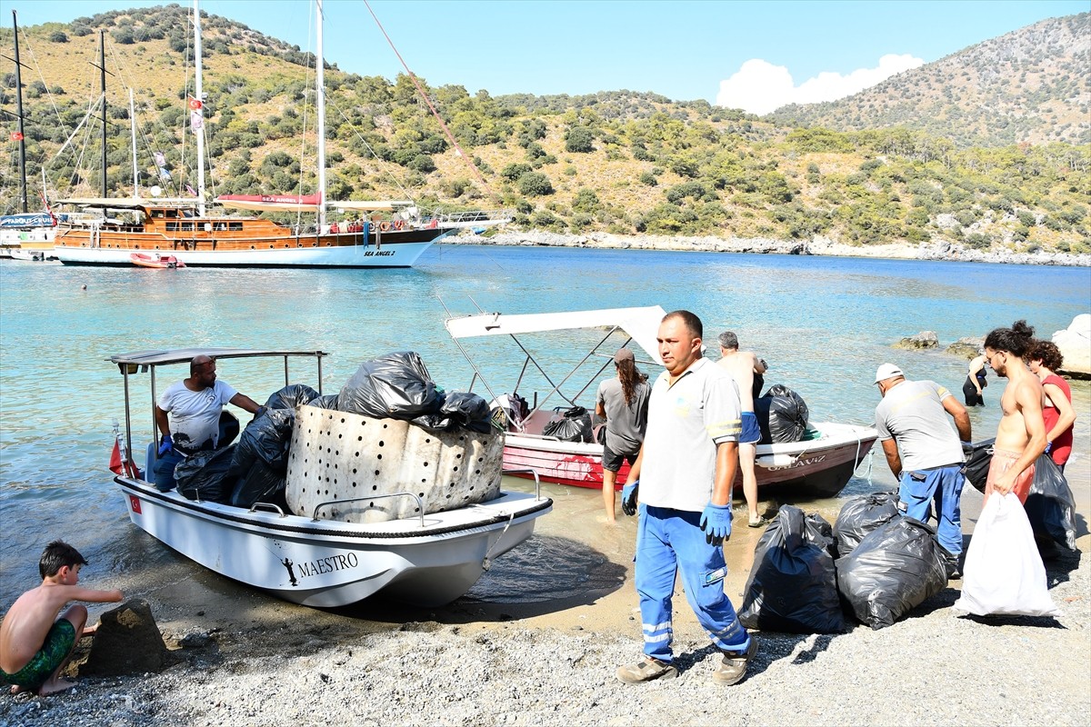 Fethiye'de Deniz Temizliği: 50 Torba Çöp Toplandı