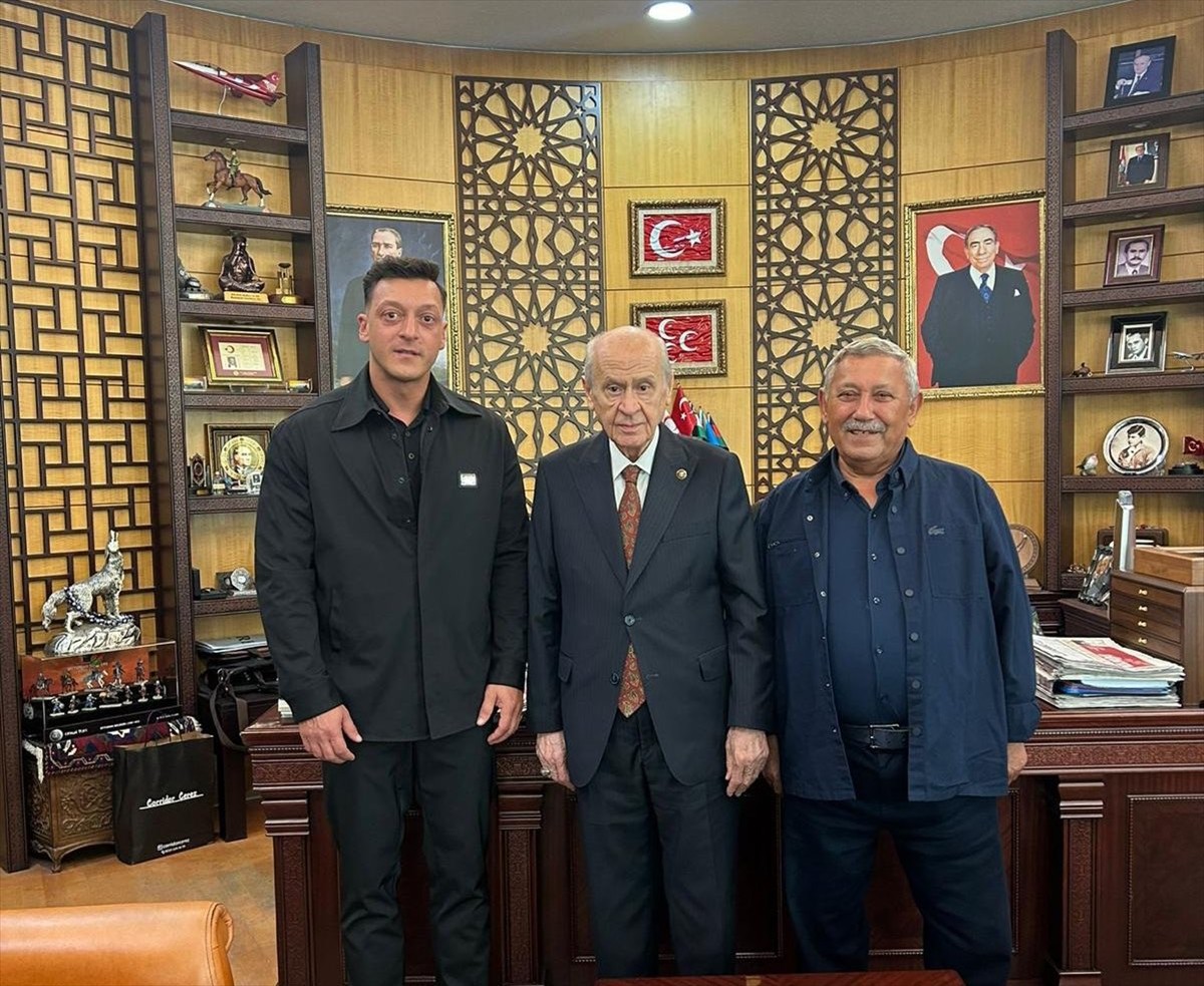 MHP Lideri Bahçeli, Mesut Özil'i Ağırladı