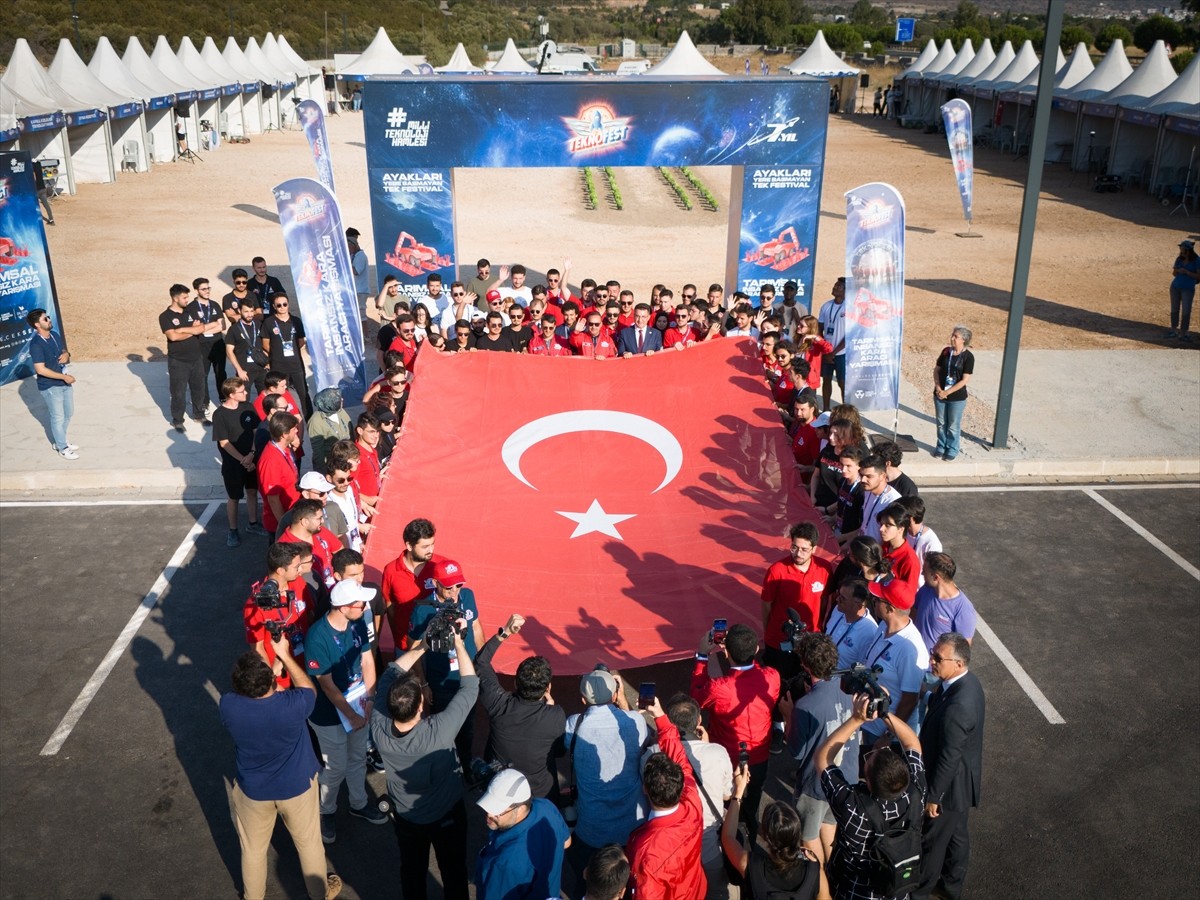 Bakan Kacır, 30 Ağustos Zafer Bayramı'nı İzmir'de Kutladı