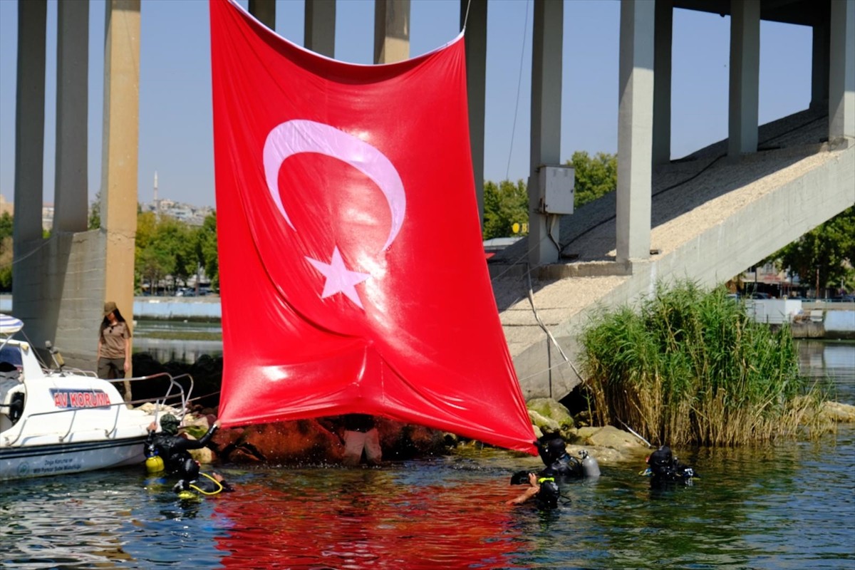 Birecik'te Dalgıçlar Türk Bayrağı ile 30 Ağustos'u Kutladı